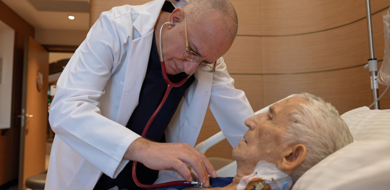 74 yaşındaki hastanın kalbini durdurmadan küçük kesi ile kalp kapağı tamir edildi