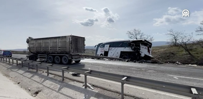 Bilecik’te tır yolcu otobüsüne arkadan çarptı