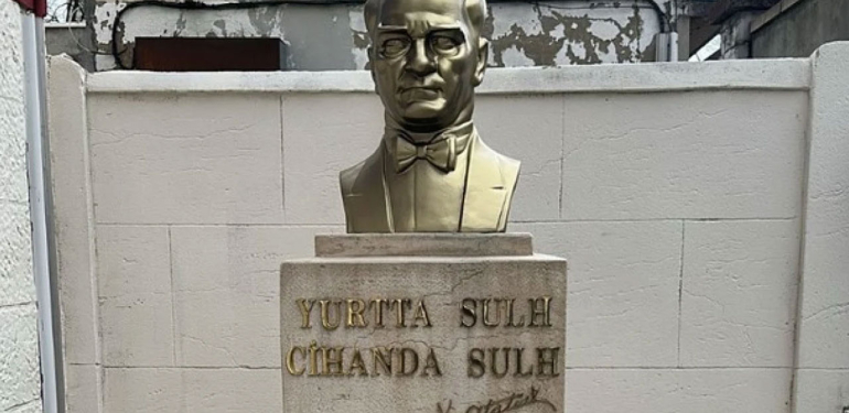 Fransa’daki ilk Atatürk büstü çalınmıştı: Yenisi getirildi