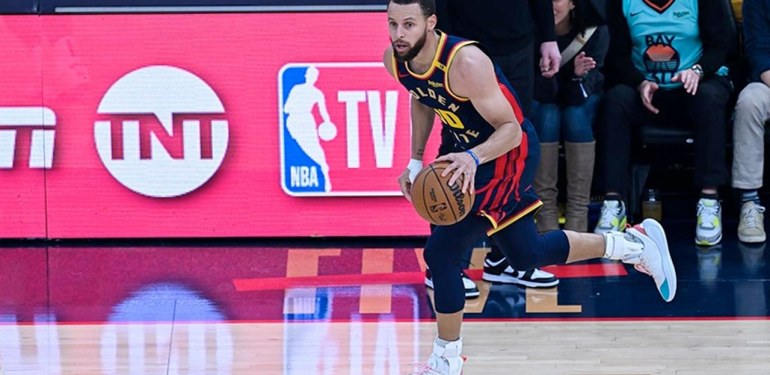 Stephen Curry 56 sayı attı Warriors galibiyet serisini uzattı